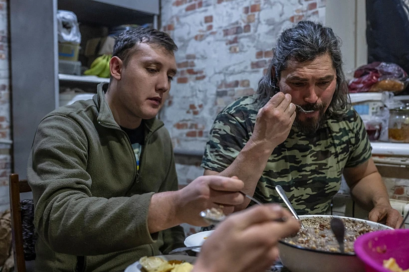 חיילים אוקראינים מציינים את חג המולד בצל המלחמה