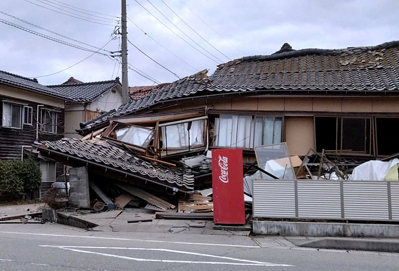 בית שהתמוטט לאחר רעידות האדמה במחוז אישיקווה