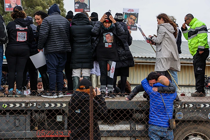 משפחות החטופים מפגינות בגדר הגבול