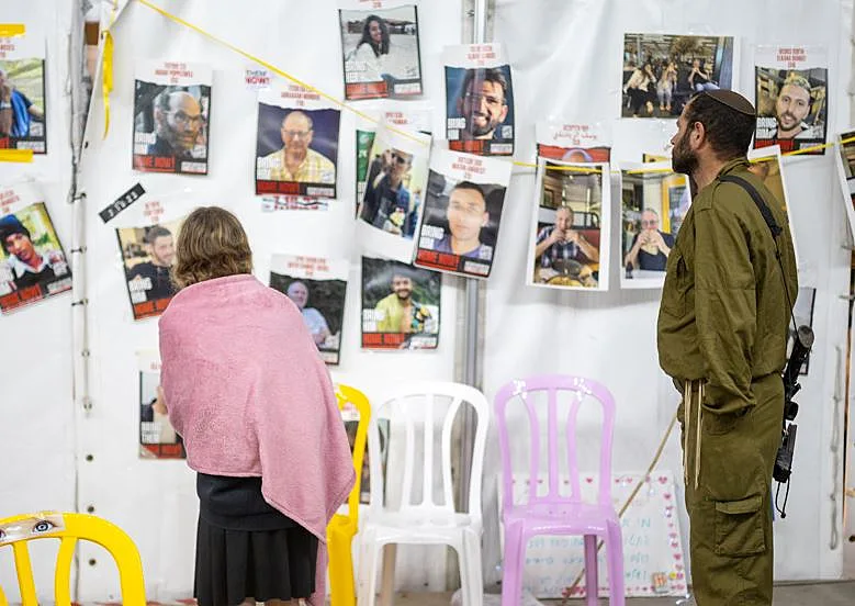 מיצג למען החטופים בתל אביב