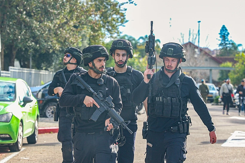 כוחות הביטחון באחת מזירות הפיגוע ברעננה