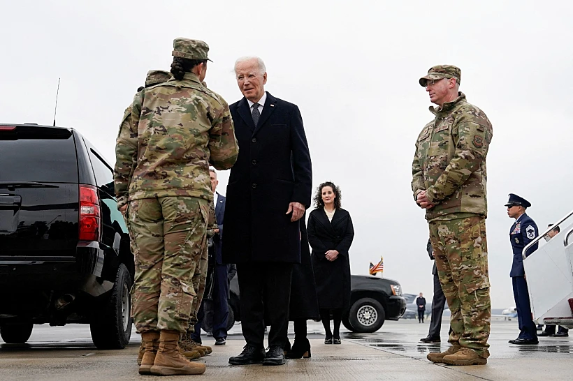 ג'ו ביידן עם חיילים אמריקנים. ארצות הברית