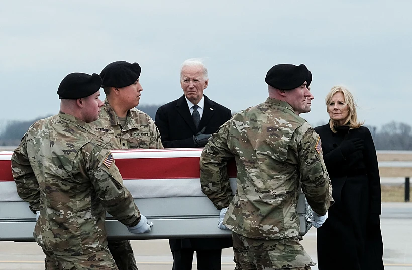 הנשיא ביידן והגברת הראשונה מול ארון קבורה של אחד מהנופלים בירדן