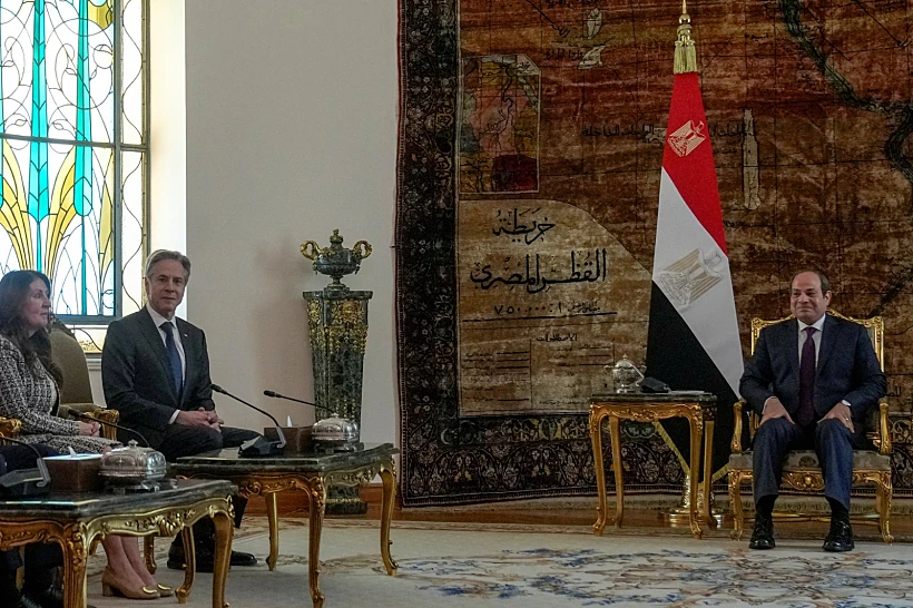מזכיר המדינה האמריקני בלינקן נפגש עם נשיא מצרים א-סיסי במהלך ביקורו בקהיר מלחמת חרבות ברזל מצרים