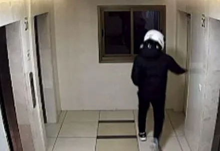 החשוד מניח את הרימון בבניין