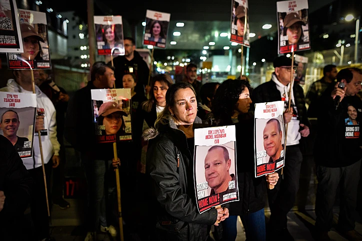 הפגנת משפחות החטופים מחוץ לבסיס הקריה בתל אביב מלחמת חרבות ברזל