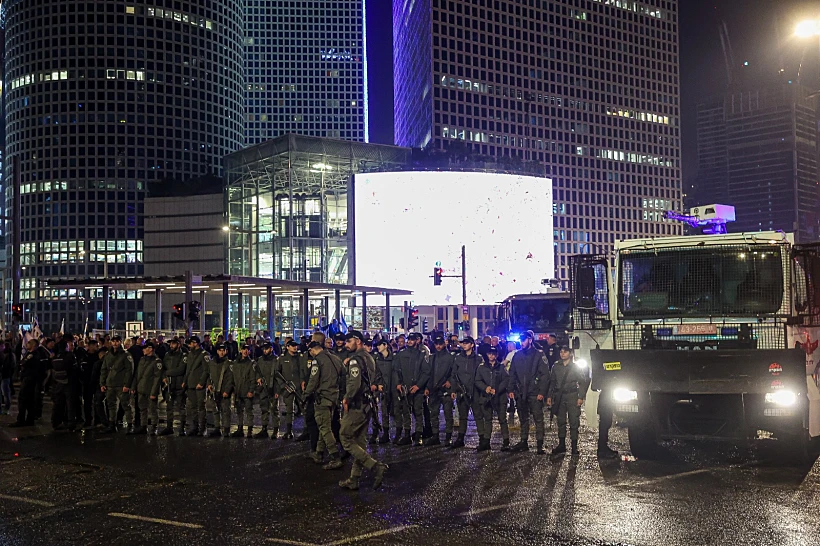 המשטרה נערכת לפינוי המפגינים נגד הממשלה ברחוב קפלן בת"א