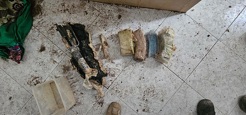 נשקים שהוסלקו בתוך קבר