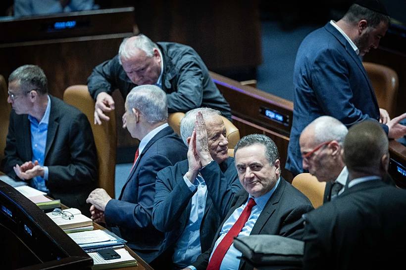ראש הממשלה והשרים בשולחן הממשלה בזמן ההצבעה על התקציב