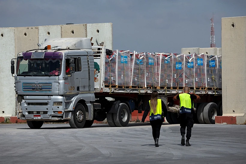 משאיות סיוע הומניטרי נכנסות לרצועת עזה דרך מעבר כרם שלום
