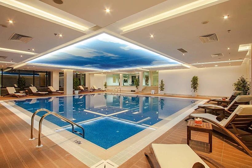 הבריכה הפנימית בספא Relax - מלון אינטרנשיונל גולדן סאנדס