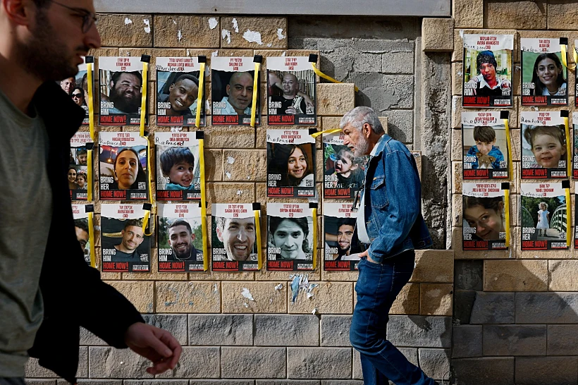 שלטים למען החטופים בתל אביב