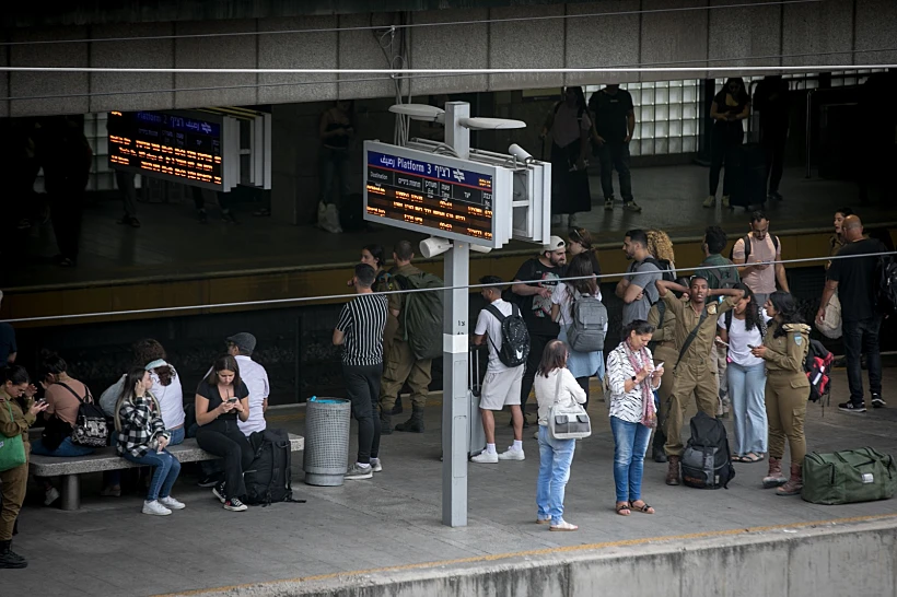 חיילים ואזרחים ממתינים לרכבת בתחנת השלום בת"א