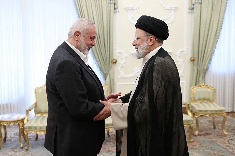 מנהיג חמאס הנייה בפגישתו עם נשיא איראן איברהים ראיסי בטהרן