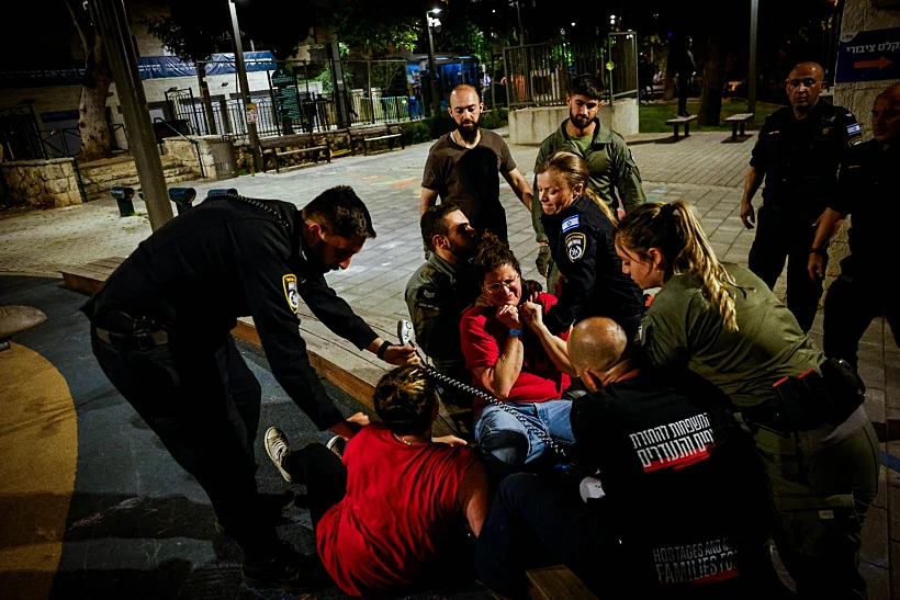 עימותים בין בני משפחות חטופים למשטרה בהפגנות בירושלים