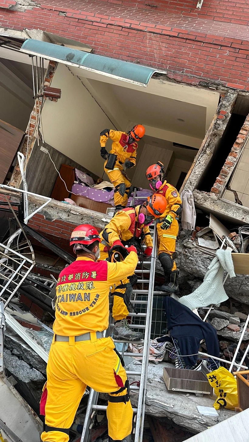 כוחות כיבוי והצלה בזירת בניין שקרס טייוואן רעידת אדמה