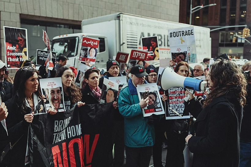 הפגנה מול שגרירות קטר בניו יורק