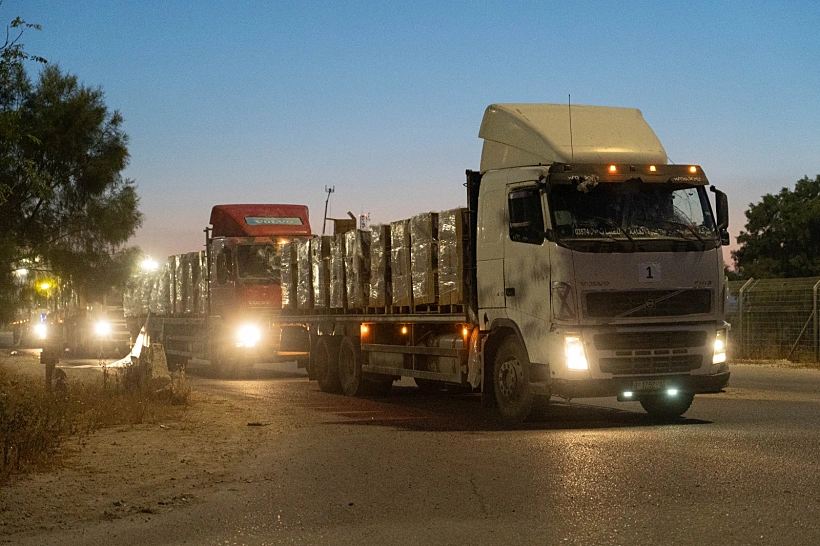 משאיות סיוע הומניטרי נכנסות דרך המעבר הצפוני לרצועת עזה