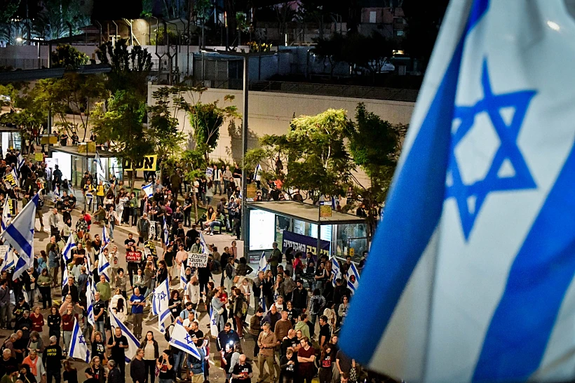 מפגינים נגד הממשלה ובקריאה לשחרור החטופים, אמש בתל אביב