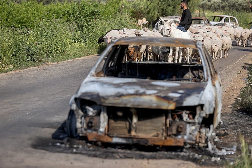 מכונית פלסטינית שנשרפה במהלך העימותים באל-מוע'ייר אחרי רצח בנימין אחימאיר