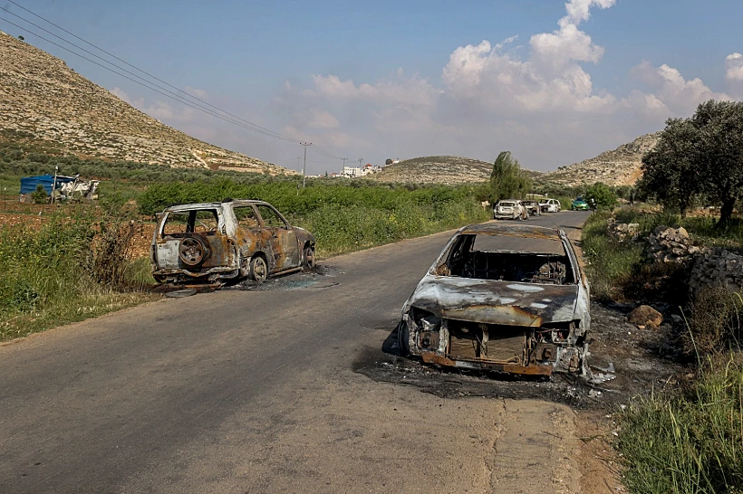 מכונית פלסטינית שנשרפה במהלך העימותים באל-מוע'ייר אחרי רצח בנימין אחימאיר