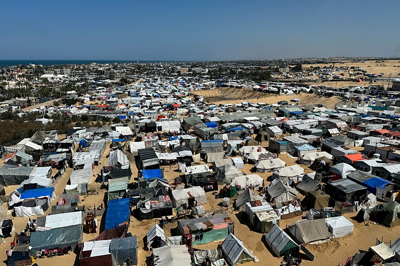 פלסטינים חוסים במחנה האוהלים שהוקם ברפיח