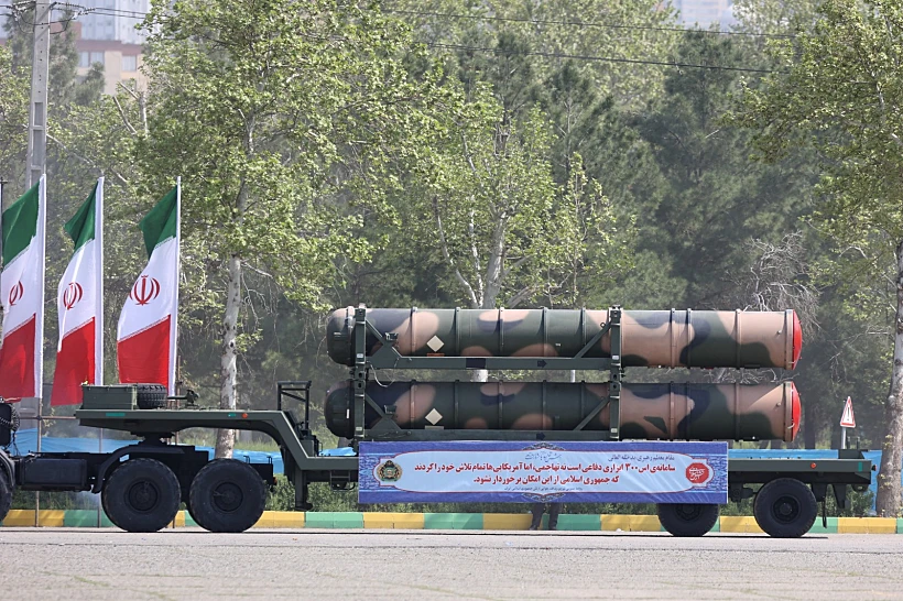 טילים איראנים מוצגים להמון בטהרן