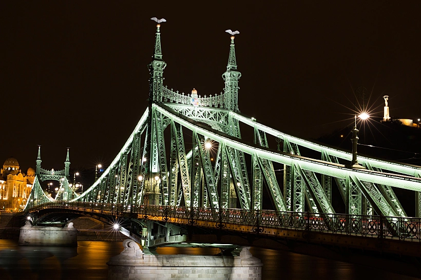 גשר החירות בבודפשט בלילה