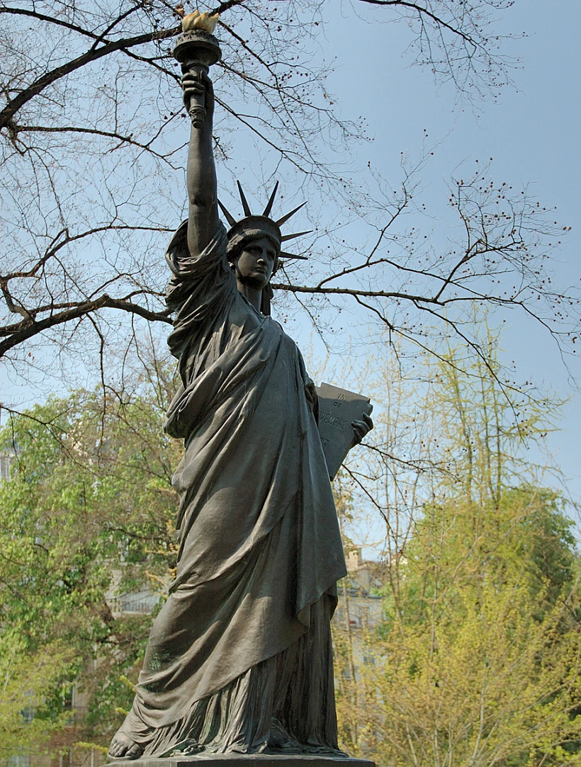 פסל החירות בגני לוקסמבורג בפריז