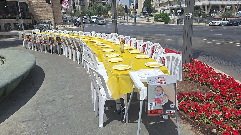 ערב פסח: 133 כיסאות ריקים לחטופים בכיכר פריז בירושלים