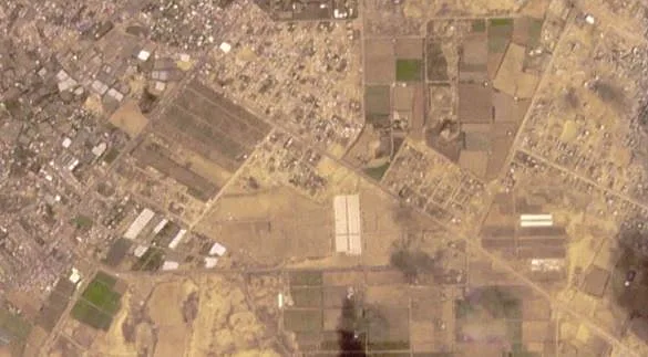 צילום לוויין של עיר אוהלים בח'אן יונס, לשמה צפויים להתפנות תושבי רפיח