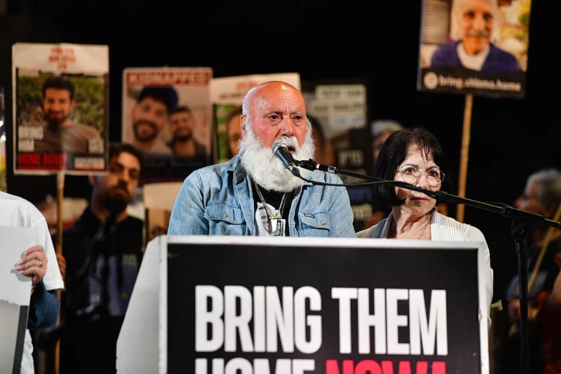 דני, אביו של החטוף עמרי מירן, בהפגנה בתל אביב