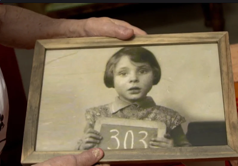 מרים מראה את תמונה במחנה הריכוז