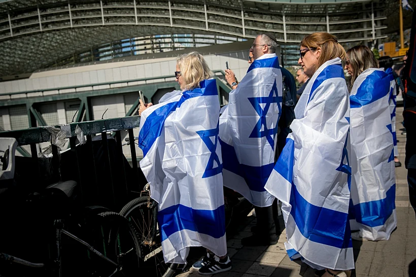 יום הזיכרון לשואה ולגבורה תשפ"ד, 2024 איילון אנשים עומדים צפירה רכבים דגל