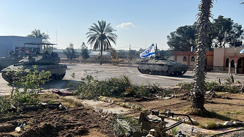 טנקים ישראליים בצד העזתי של מעבר רפיח