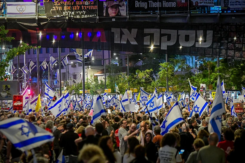 מפגינים למען שחרור החטופים ונגד הממשלה בתל אביב