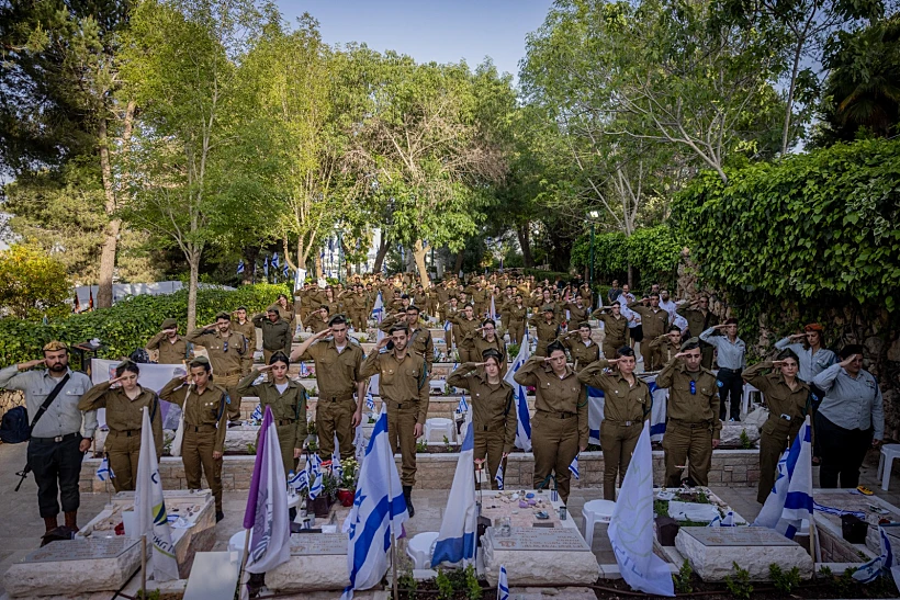 חיילי צה"ל מניחים דגלים ומדליקים נרות בבית העלמין הצבאי בהר הרצל לקראת יום הזיכרון