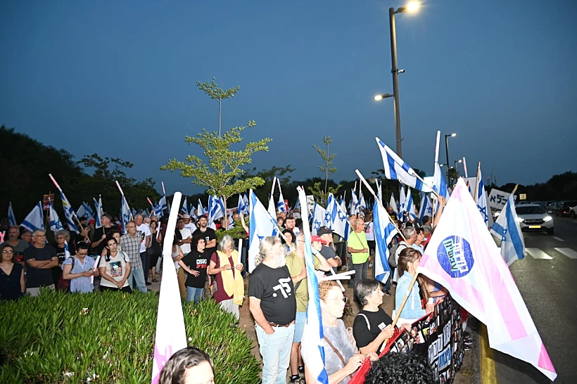 הפגנות נגד הממשלה, מול ביתו של נתניהו בקיסריה