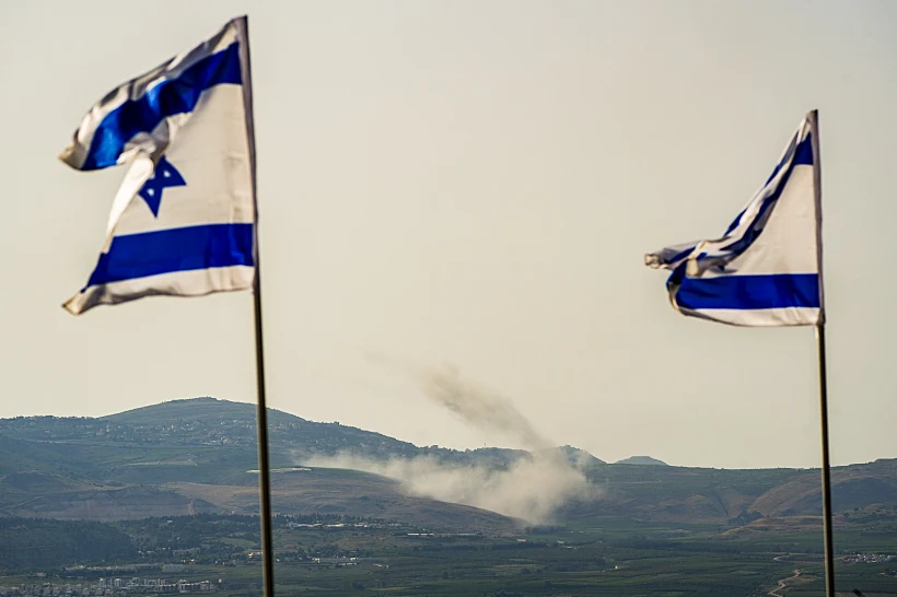 דגלי ישראל על רקע חילופי אש בגבול הצפון