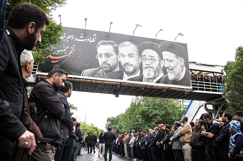 שלטים לזכר הנספים בהתרסקות המסוק הנשיאותי איראן ראיסי