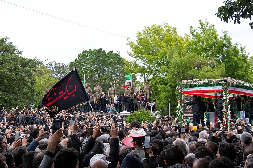 ארון הקבורה של ראיסי מועבר בתהלוכה בעיר תבריז
