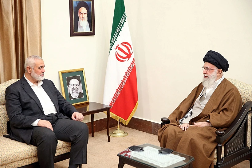 המנהיג העליון של איראן עלי חמינאי עם ראש הלשכה המדינית של חמאס, איסמעיל הנייה