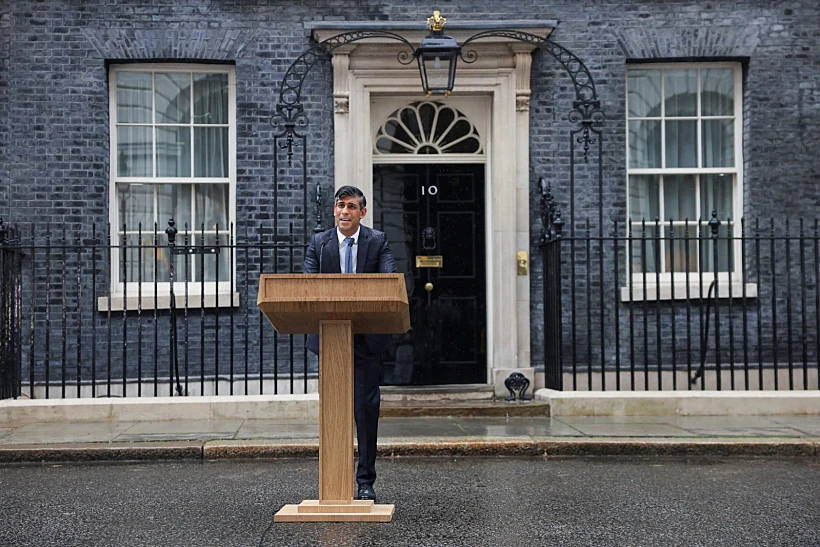 ראש ממשלת בריטניה רישי סונאק מכריז על בחירות, מחוץ למעון הרשמי, בגשם שוטף