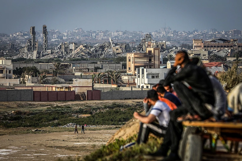 פלסטינים מביטים בהריסות ברצועת עזה