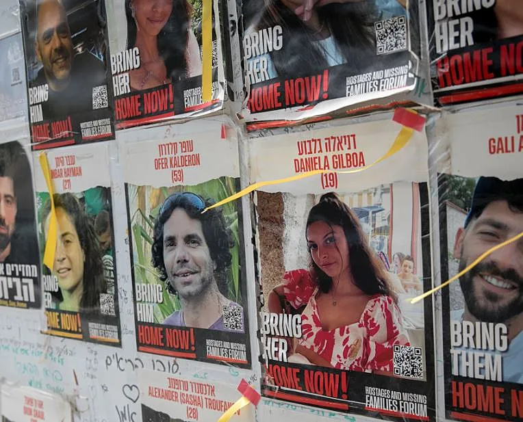 שלט עם תמונות ושמות חטופים בתל אביב