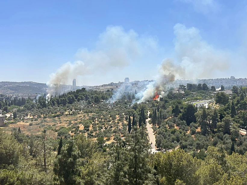 שריפה בעמק המצלבה בירושלים התפשטה לעבר מוזיאון ישראל