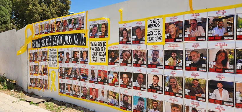 כרזות חטופים בתל אביב