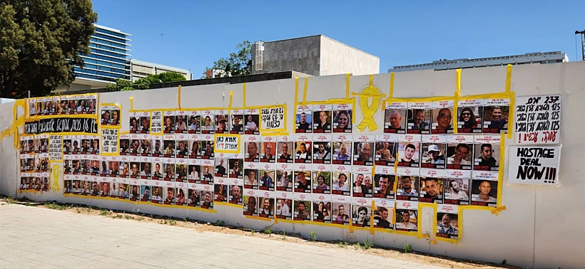 כרזות חטופים בתל אביב