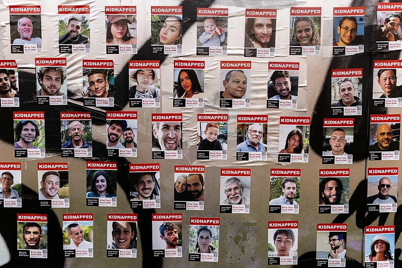 תמונות החטופים מוצגות בתל אביב