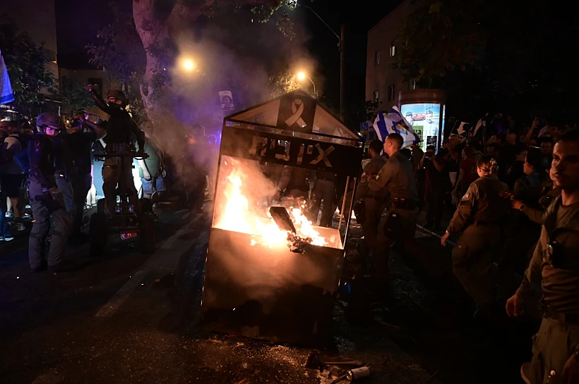 מפגינים נגד הממשלה מחוץ למטה הליכוד בתל אביב
